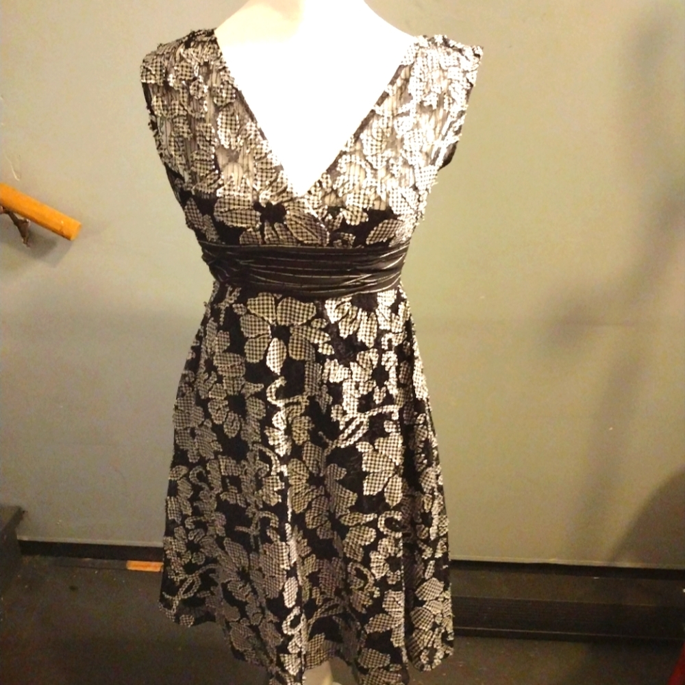 Anthropologie flower black and white, zipper on side, petite dress size zero